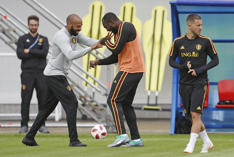 Romelu Lukaku (i midten) leger med Belgiens franske assistenttræner Thierry Henry under den afsluttende træning før semifinalen. Alexander Zemlianichenko/AP
