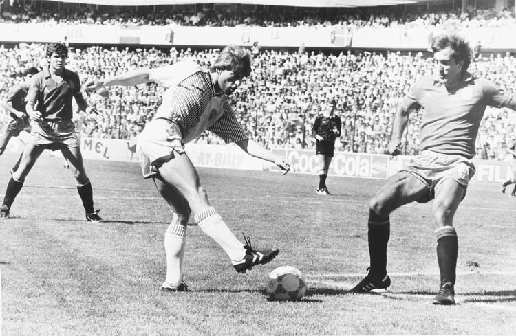 Jesper Olsen (midten) forsøger med et skud mod Spanien i 1986. 
   Morten Langkilde/POLFOTO
