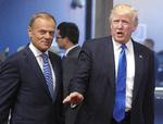 Donald og Donald med efternavnene Tusk og Trump ses her ved en tidligere lejlighed. I dag minder Donald Tusk son navnebror om, at USA ikke har så mange allierede. Olivier Matthys/AP