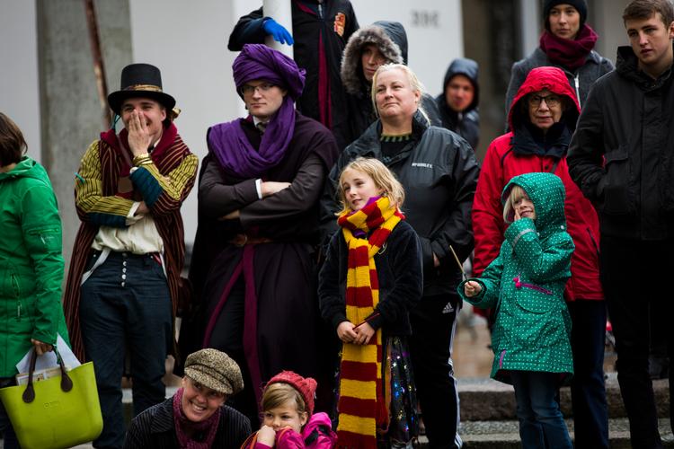 Sidste år var der gæster i fuld udklædning og andre, der blot havde strikket et halstørklæde i Gryffindor-farverne. Med sine 13.000 deltagere var festivalen en stor succes. Finn Wraae