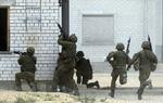 I tilfælde af russisk angreb har Nato sendt soldater til Nato's østlige grænse. Her er nogle soldater i gang med en militærøvelse.  Mindaugas Kulbis/AP