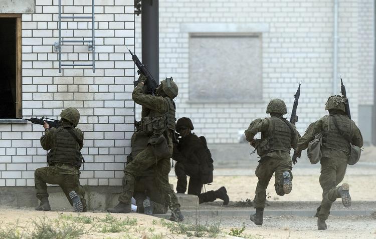 I tilfælde af russisk angreb har Nato sendt soldater til Nato's østlige grænse. Her er nogle soldater i gang med en militærøvelse.  Mindaugas Kulbis/AP