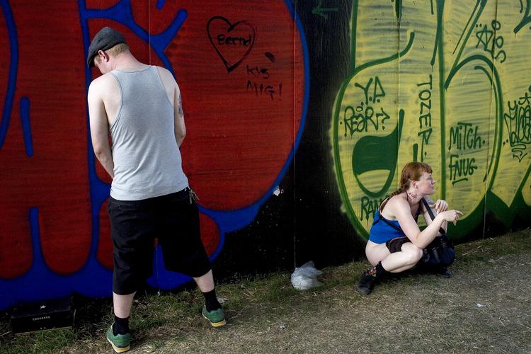 Kvinderne har trange kår på Roskilde, når de skal på toilet. En tysk mand har fundet speciel glæde ved at videofilme de tissende kvinder i græsset. Arkivfoto.
   Thomas Borberg/POLFOTO