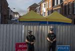 Britisk politi afspærrer større områder, mens de undersøger, hvad der skete, da britisk par blev forgiftet ved Amesbury. Steve Parsons/AP