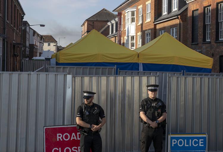 Britisk politi afspærrer større områder, mens de undersøger, hvad der skete, da britisk par blev forgiftet ved Amesbury. Steve Parsons/AP