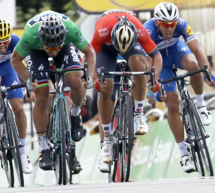 Peter Sagan i den grønne pointtrøje er ikke til at røre, selv om Sonny Colbrelli og Philippe Gilbert prøver ihærdigt.
   Christophe Ena/AP
