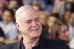 John Cleese er her fotograferet på den røde løber, i forbindelse med at han i 2017 modtog en hædersbevisning ved filmfestivalen i Sarajevo.


   Foto: Amel Emric/AP