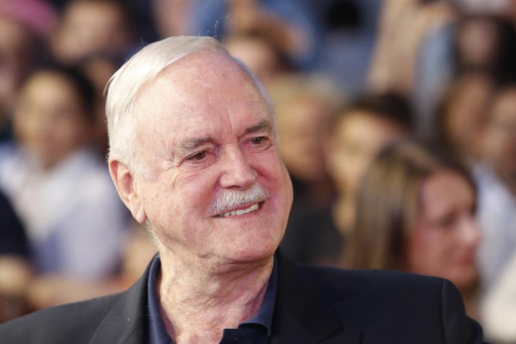 John Cleese er her fotograferet på den røde løber, i forbindelse med at han i 2017 modtog en hædersbevisning ved filmfestivalen i Sarajevo.


   Foto: Amel Emric/AP