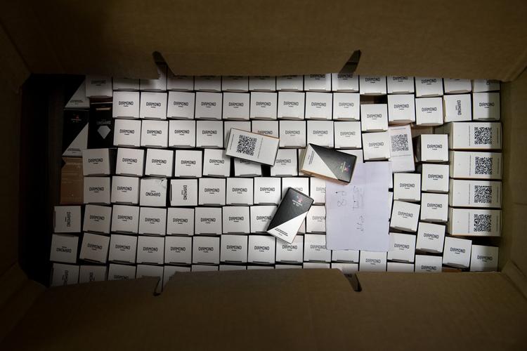 Ved ransagning på mindst syv sjællandske adresser fandt Københavns Politi i 2015 mere end et ton materialer til dopingproduktion i det, der er danmarkshistoriens hidtil største sag om illegale steroider. Her er en del af beslaget - produkter af mærket Diamond Pharma - i kosterkælderen under Politigården.
   Finn Frandsen/POLFOTO