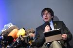 Den tidligere catalanske leder, Carles Puigdemont, blev anholdt 25. marts i år, kort efter, han havde krydset den dansk-tyske grænse. I Spanien er han sigtet for 'oprør' og risikerer op mod 25 års fængsel, og nu bliver han udleveret fra Tyskland. Britta Pedersen/AP
