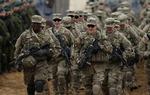 Amerikanske soldater under en øvelse i Litauen. Trump mener, at Europa skal bære en større del af den økonomiske byrde i Nato. (arkiv) Mindaugas Kulbis/AP