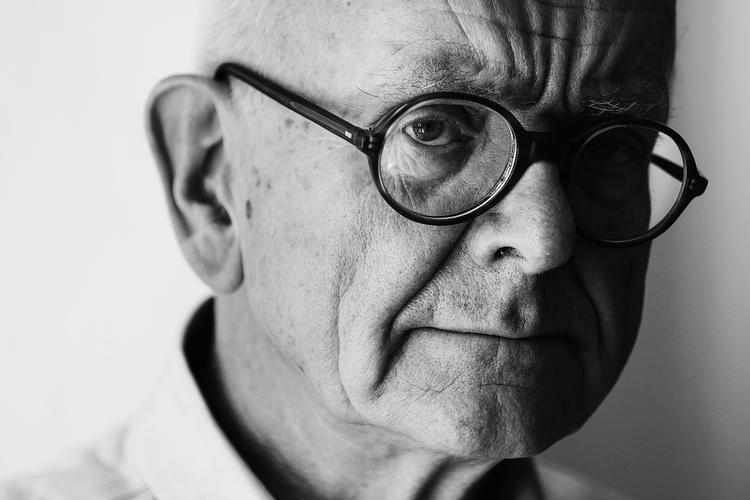 
  Den karismatiske britiske hjernekirurg Henry Marsh er i Danmark, og ham skal vi møde. Det er ham, som opererer folks hjerner, mens de er ved bevidsthed. 
Han er gået på pension og hans seneste bog udkom på dansk i efteråret. Jeg er i gang med at læse, og jeg tror, at han skal tale om aktiv dødshjælp - som han går ind for. Han har blandt andet selv et 'selvmordskit', skriver han.  

   Miriam Dalsgaard/POLFOTO