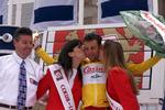 Da Bo Hamburger blev kåret som etapens mest angribsivrige rytter i selskab med to "kyssepiger" og tidligere cykelrytter Stephen Roche
efter 3. etape af Tour de France i 1998. Bonnerup Claus/POLFOTO