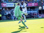 Målmand Otso Virtanen og FCK's  Dame N'Doye i nærkontakt.  Timo Hartikainen/Ritzau Scanpix