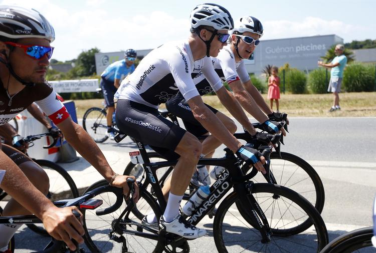 Chris Froome mens det endnu gik forholdsvis fredeligt for sig på 6. etape.
   Peter Dejong/AP