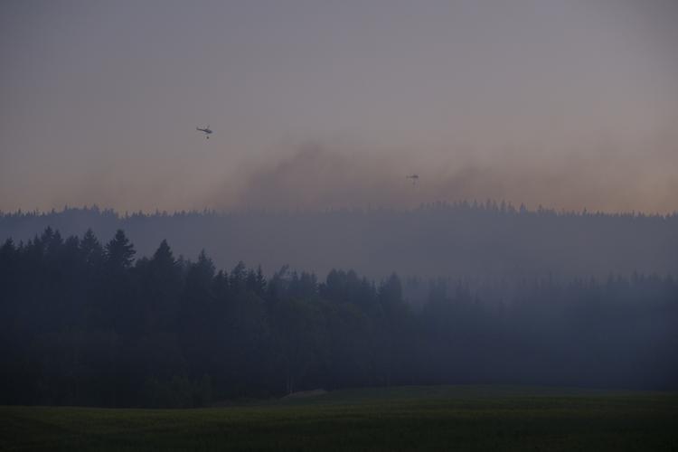 
    Nittedal 20180701. Det er meldt om flere skogbranner langs Gjøvikbanen mellom Helikoptere er her i gang med at slukke brand ved Strøm i Nittedal.  Schrøder, Tor Erik/Ritzau Scanpix