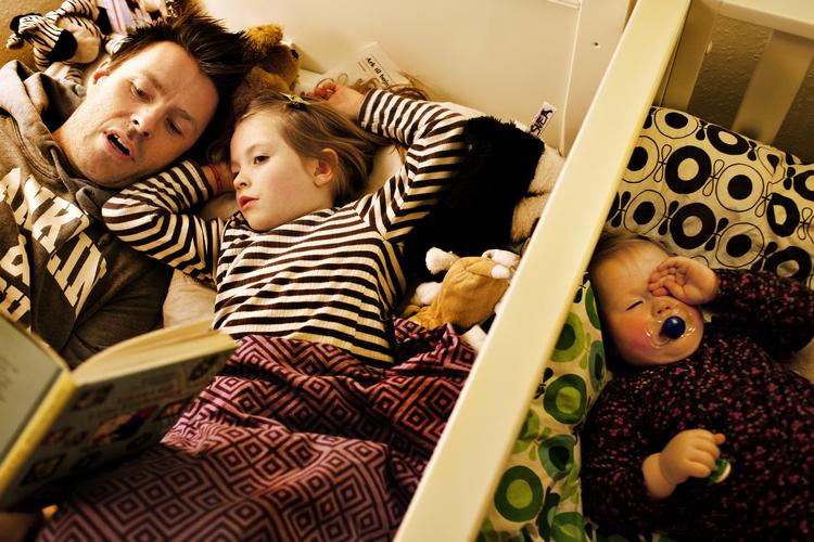 Det ændrer børns vaner varigt, når forældrene læser højt for dem, viser ny undersøgelse. »Forældre underkender ofte betydningen af deres eget eksempel for børnene«, siger Ulla Flye Andersen, tale- og sprogkonsulent. Bidstrup Stine/POLFOTO