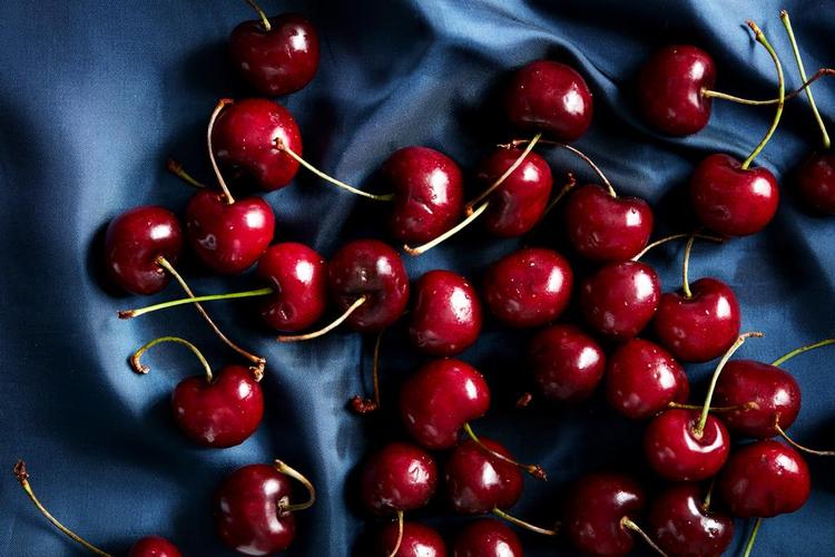 De dybrøde saftige kirsebær er modne lige nu og kan meget mere end at ledsage julens risalamande. Chris Tonnesen 