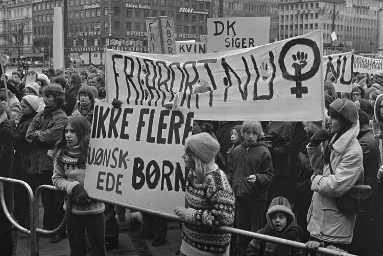 Både tilhængere og modstandere var i gaderne i månederne op til Folketingets vedtagelse af retten til fri abort 24. maj 1973. Arkivfoto Lars Hansen/POLFOTO