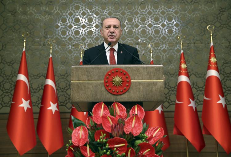 
    Præsident Erdogan, der netop er blevet indsat i en ny embedsperiode, vil ikke forlænge de særlove, der har været i kraft siden et mislykket kupforsøg mod ham i juli 2016. /AP