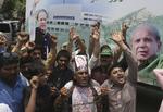 Tilhængere af tidligere premierminister Nawaz Sharif viser deres opbakning til ham i Lahore. 
     K.m. Chaudary/Ritzau Scanpix