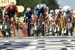 André Greipel (yderst til venstre) spurter på 4. etape over stregen til en tredjeplads efter Fernando Gaviria og Peter Sagan - tyskerens hidtil bedste placering i årets Tour.
   Marco Bertorello/Ritzau Scanpix
