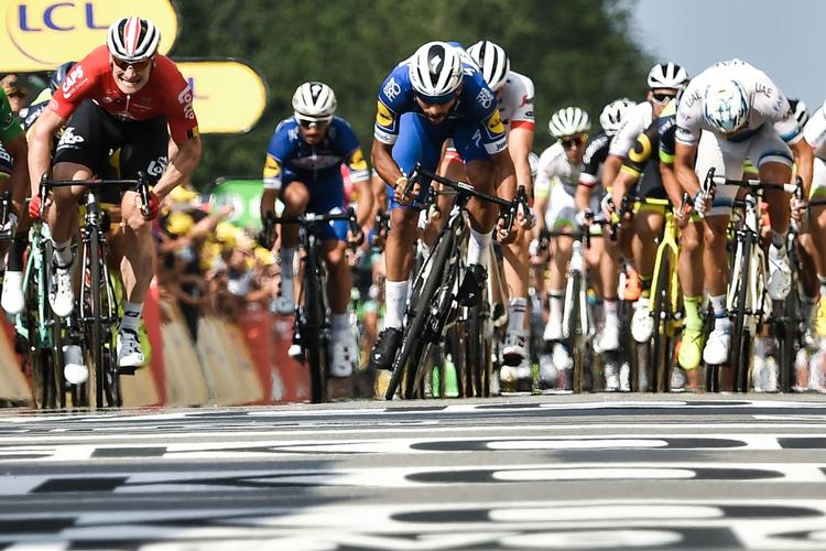 André Greipel (yderst til venstre) spurter på 4. etape over stregen til en tredjeplads efter Fernando Gaviria og Peter Sagan - tyskerens hidtil bedste placering i årets Tour.
   Marco Bertorello/Ritzau Scanpix