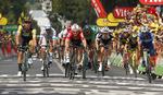 Dylan Groenewegen er for anden dag i træk suveræn etapevinder, mens André Griepel (i rød) og Fernando Gaviria (i blåt ude til højre) som hans nærmeste konkurrenter siden bliver deklasseret for at have været i infight.
   Peter Dejong/AP