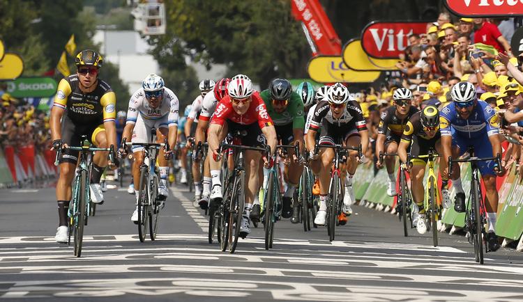 Dylan Groenewegen er for anden dag i træk suveræn etapevinder, mens André Griepel (i rød) og Fernando Gaviria (i blåt ude til højre) som hans nærmeste konkurrenter siden bliver deklasseret for at have været i infight.
   Peter Dejong/AP