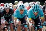 Jakob Fuglsang - her på hjul af landsmanden Magnus Cort - ser med forventning frem til mødet med brostenene.
   Benoit Tessier/Ritzau Scanpix