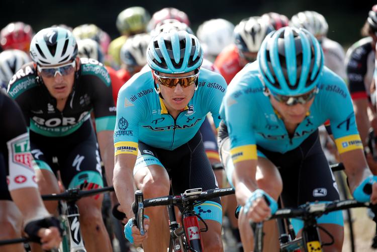 Jakob Fuglsang - her på hjul af landsmanden Magnus Cort - ser med forventning frem til mødet med brostenene.
   Benoit Tessier/Ritzau Scanpix