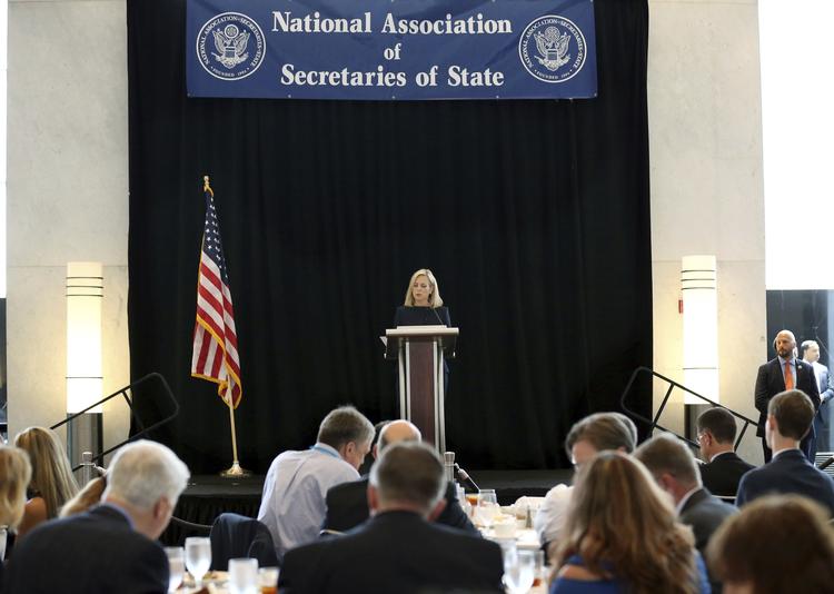 Kirstjen Nielsen oplyste lørdag om, at der ikke er tegn på russisk indblanding i midtvejsvalget i samme skala som præsidentvalget, men at landet forsøger at påvirke gennem sociale medier. Mel Evans/AP