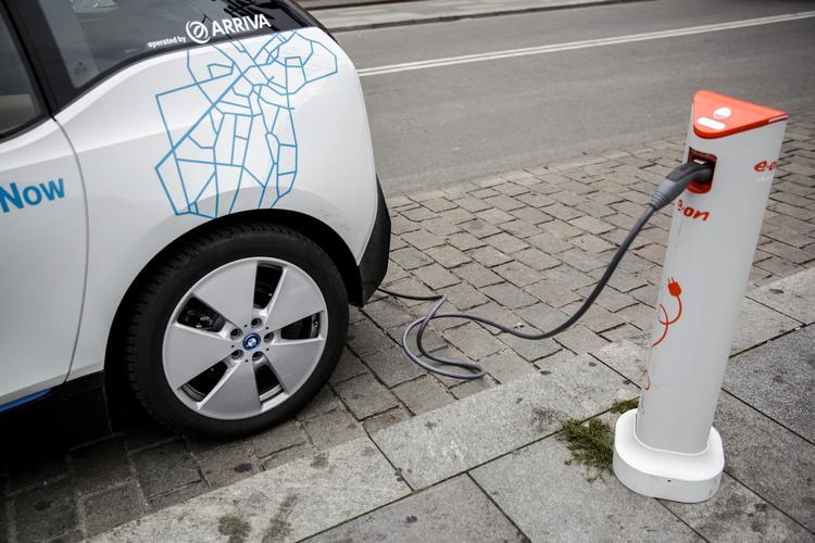 Elbiler kræver, at man væbner sig med tålmodighed. For ejerne går der 20 minutter med, at bilen lader op. Og for branchen går der flere måneder før, at der kan komme mere gunstige vilkår, når regeringen fremlægger et klimaudspil. Arkivfoto Mads Nissen