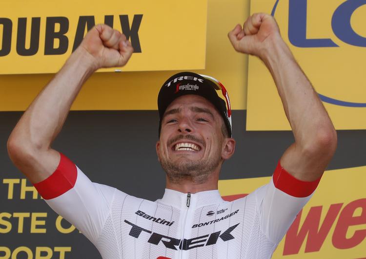 John Degenkolb jubler på podiet efter triumfen i Roubaix.
   Christophe Ena/AP