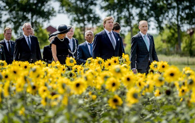 
    Den hollandske kongefamilie var med, da der sidste sommer blev rejst et monument for ofrene efter MH17 flystyrtet over Ukraine.

   Remko de Waal/AP