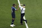 Frinkrigs Kylian Mbappe fik et high five af en af baneløberne under aftenens finale.
   Thanassis Stavrakis/AP