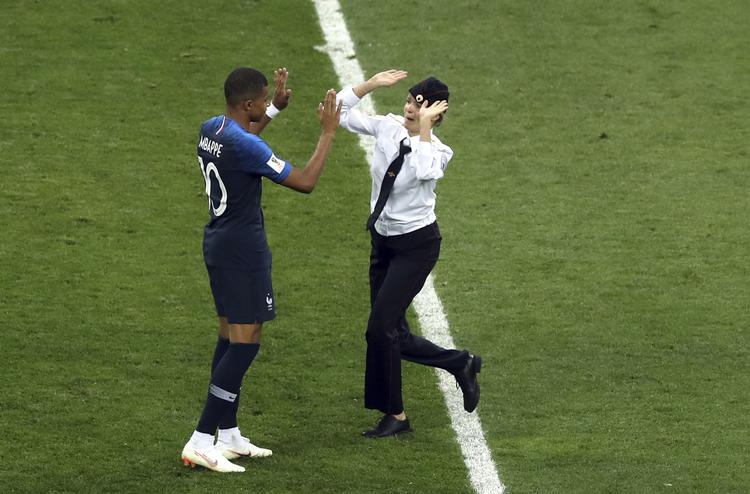 Frinkrigs Kylian Mbappe fik et high five af en af baneløberne under aftenens finale.
   Thanassis Stavrakis/AP