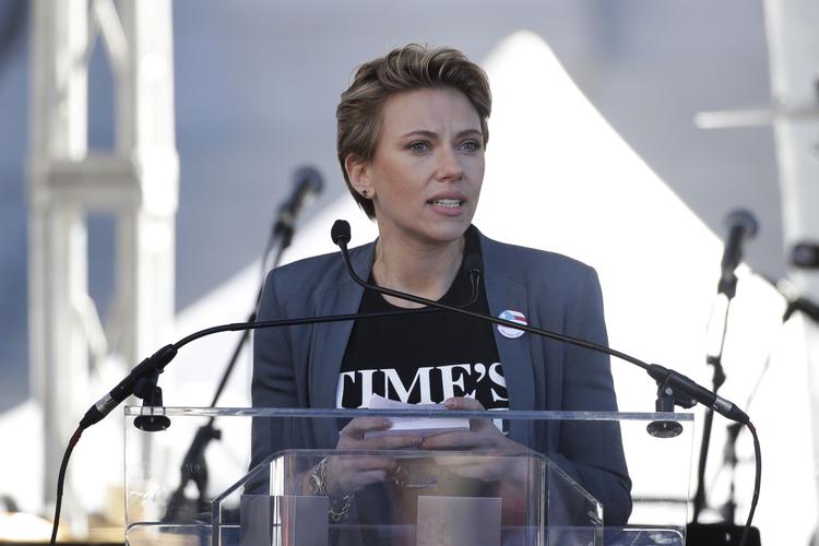 Scarlett Johansson er normalt aktiv, når det gælder kvinders rettigheder i filmbranchen. Da hun blev kritiseret for sin kommende rolle, var hun dog først svær at få et svar fra. Jae C. Hong/AP