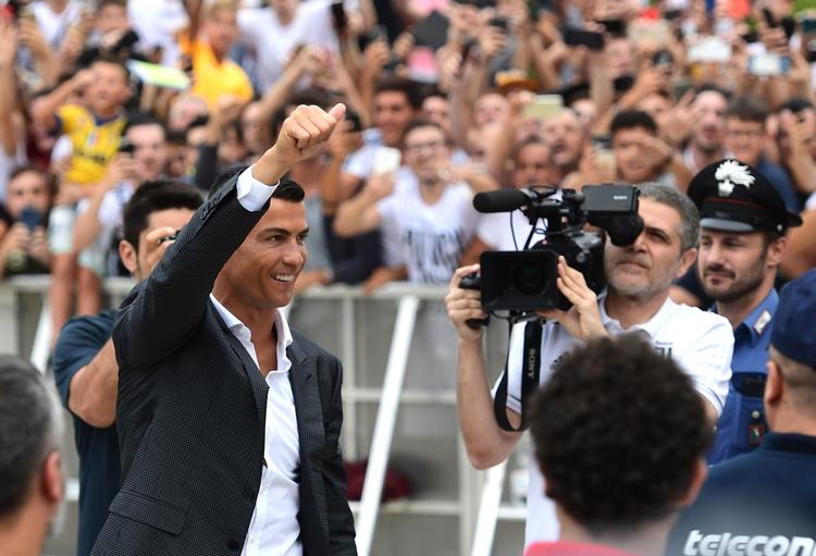 Flere tusinde Juventus-fans er mød op til præsentationen af Ronaldo i sort og hvidt. 
   Miguel Medina/Ritzau Scanpix