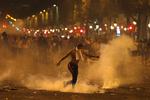 Der var primært tale om unge uromagere, der skabte optøjerne i Paris' gader i går aftes. Årsagen er endnu ukendt.  Thibault Camus/AP