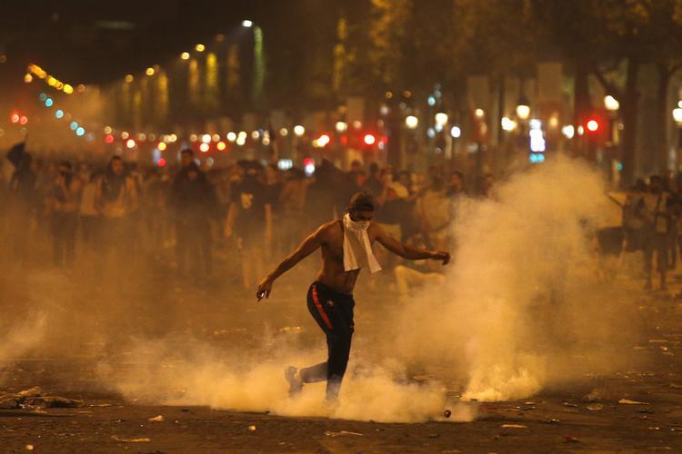 Der var primært tale om unge uromagere, der skabte optøjerne i Paris' gader i går aftes. Årsagen er endnu ukendt.  Thibault Camus/AP