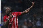 
   Han kan ikke få nok bold. Her ses Usain Bolt under en velgørenhedskamp i juni i år i nord for Paris.  Thibault Camus/AP