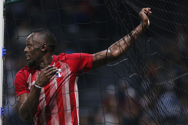 
   Han kan ikke få nok bold. Her ses Usain Bolt under en velgørenhedskamp i juni i år i nord for Paris.  Thibault Camus/AP