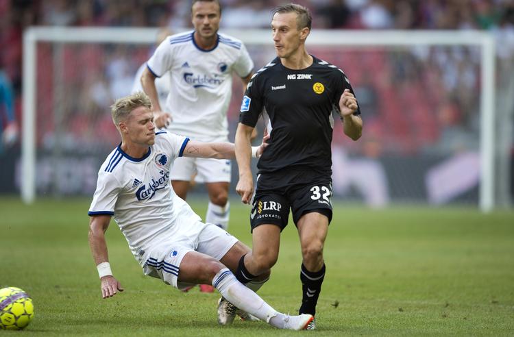 
FC Københavns Viktor Fischer (tv.) kommer for sent i en nærkamp med Horsens-angriberen Martin Pusic, der debuterede og nu spiller i den 14. klub i karrieren. Fischer brændte et straffespark og cementerede dermed FCK's kritisable præstation på hjemmebane i nederlagskampen i Parken
   Liselotte Sabroe/Ritzau Scanpix