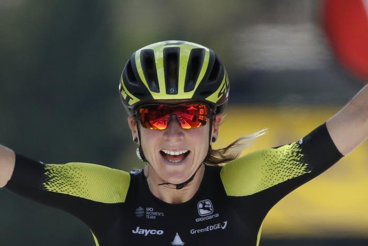Hollandske Annemiek van Vleuten vandt La Course, da hun overhalede landsmanden Anne van der Breggen 25 meter før målstregen. Christophe Ena/AP