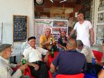 Værten på Taverna Laberia (i hvid trøje) sørger godt for både de lokale mænd og for turisterne i Girokastra, Albanien. Marianne Asmussen
