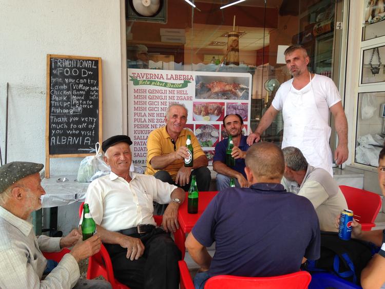 Værten på Taverna Laberia (i hvid trøje) sørger godt for både de lokale mænd og for turisterne i Girokastra, Albanien. Marianne Asmussen