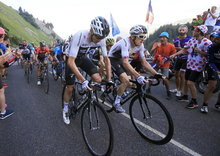 Chris Froome (th). og Geraint Thomas på vej op i bjergene. Peter Dejong/Ritzau Scanpix