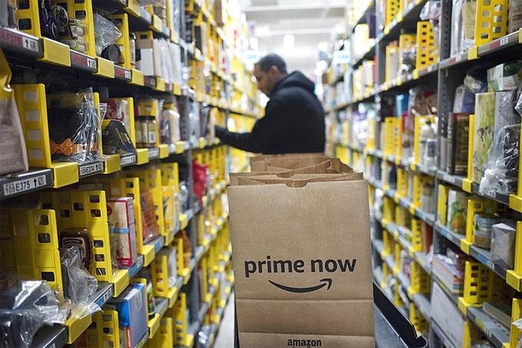 En medarbejder på et amerikansk Amazon-lager i færd med at samle varer sammen til en bestilling fra en Prime-kunde (Foto: AP Photo/Mark Lennihan) 
