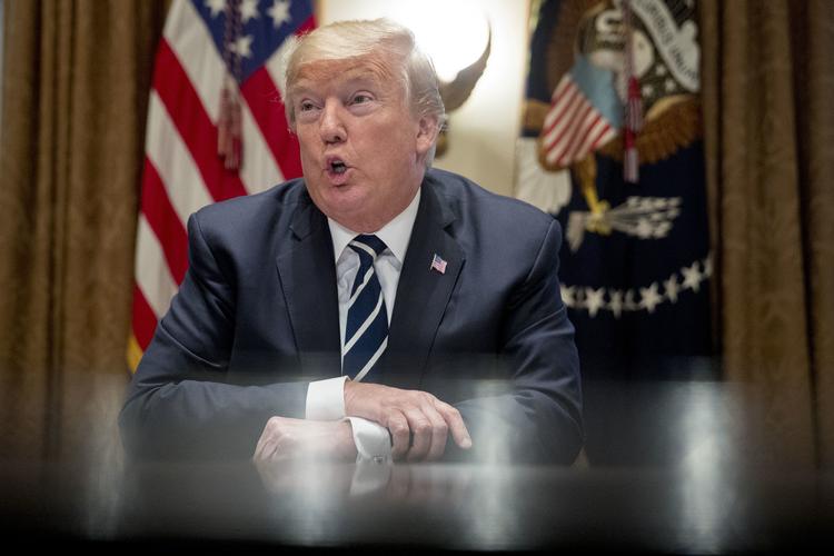 »I en vigtig sætning i mine udtalelser sagde jeg 'ville' i stedet for 'ville ikke'«, hævder Trump under pressemødet tirsdag aften i Det Ovale Værelse.
    Andrew Harnik/AP